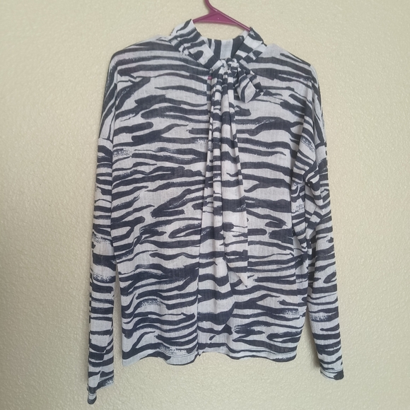 Nine west Top with navy blue and white animal print collar Long ties Medium Size - Picture 2 of 13